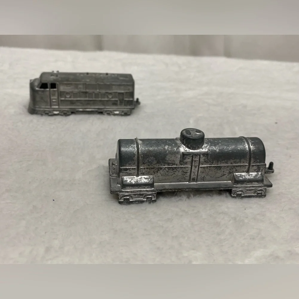midgetoy vintage metal toy train Lot Of 2 Train Cars - Picture 3 of 16